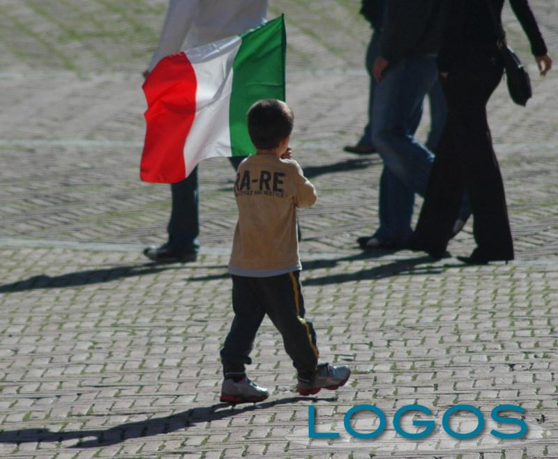 Attualità - bimbo con bandiera dell'Italia