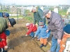 Turbigo-nonni e nipoti curano l'orto 