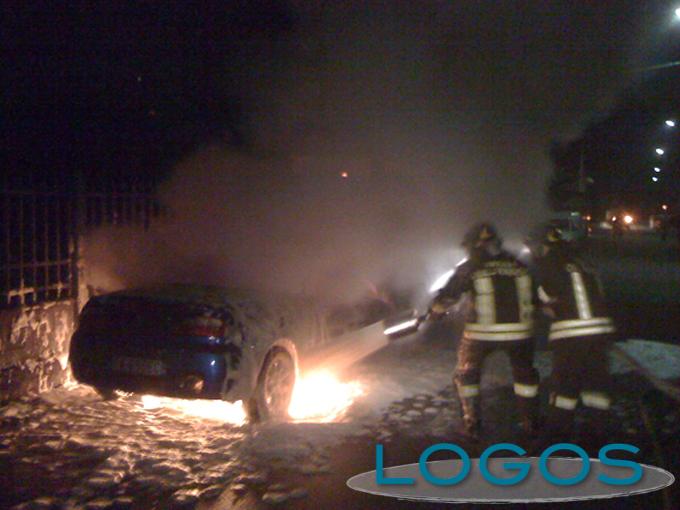 Turbigo - auto in fiamme nella notte