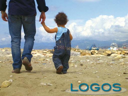 Attualità - Un bambino con suo padre (da internet)