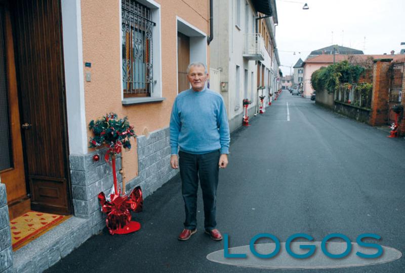 Turbigo - Rolando Facheris davanti ad un pungitopo 