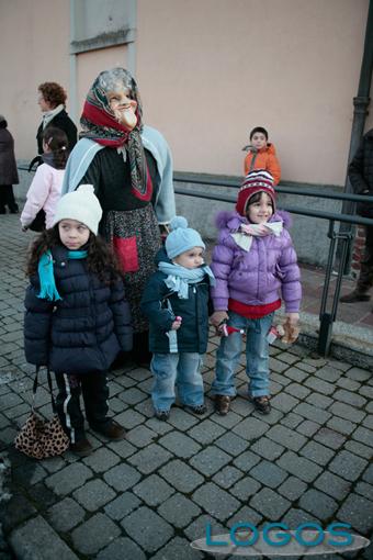 Nosate - La Befana con alcuni bambini