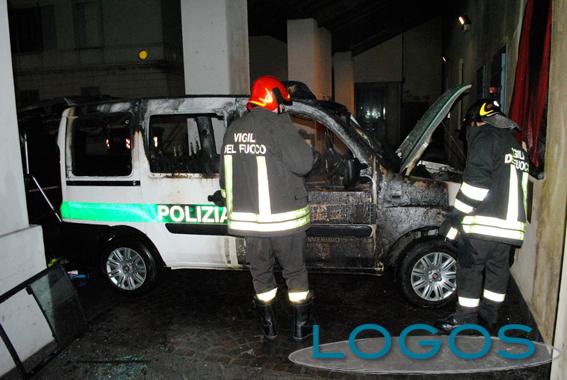 Inveruno - Incendio auto polizia locale