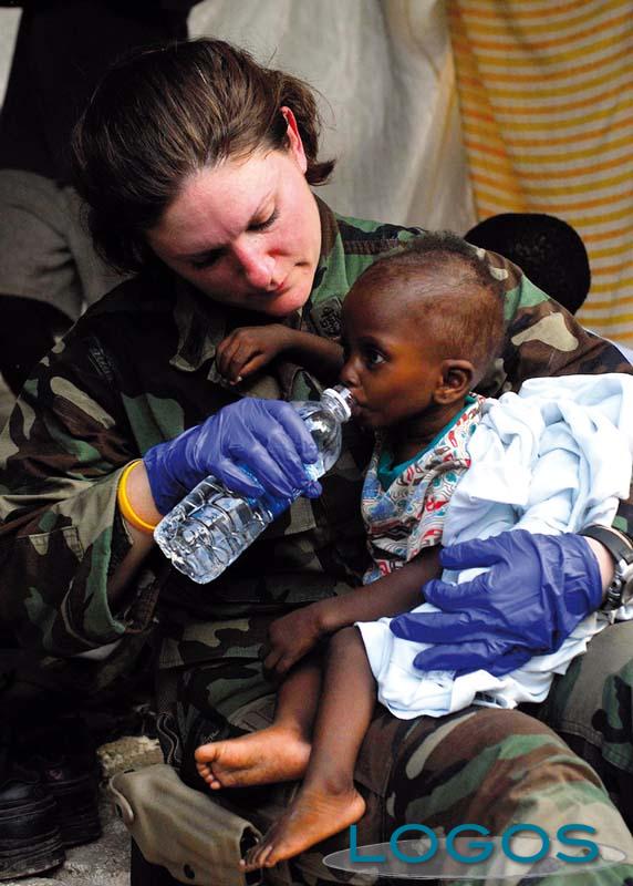 Attualità - Un bambino di Haiti soccorso dopo il terremoto (da internet)