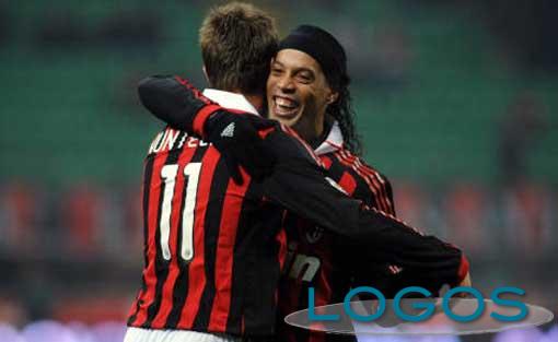 Sport - Ronaldinho e Huntelaar (Foto internet)