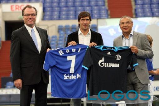 Sport - Raul alla presentazione con la maglia dello Schalke (Foto internet)