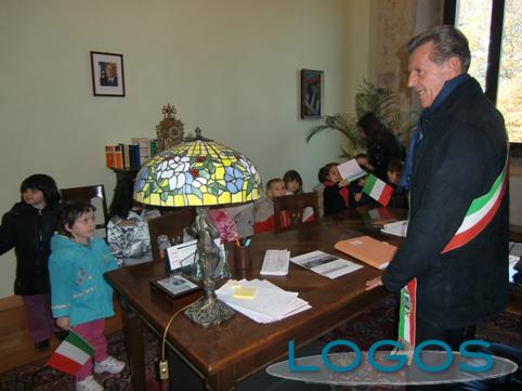 Castano Primo - Il sindaco Rudoni con un gruppo di bimbi 