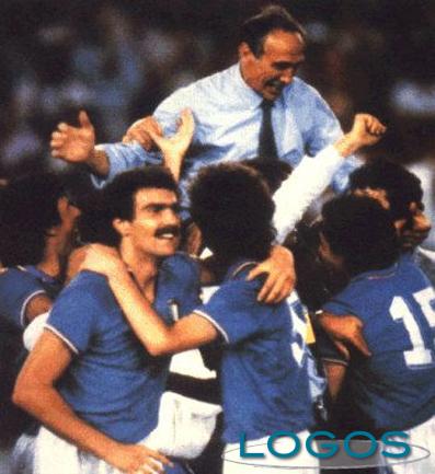 Sport - Bearzot in trionfo dopo la vittoria al Mondiale (Foto internet)