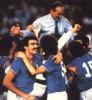 Sport - Bearzot in trionfo dopo la vittoria al Mondiale (Foto internet)