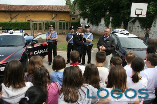 Castano Primo - Il tenente Luca Starace con gli alunni castanesi (Foto Guidolin)