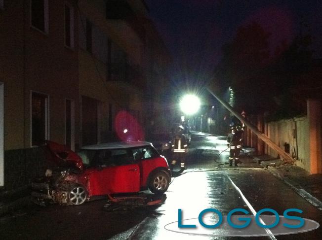 Busto Garolfo - Auto contro palo dell'illuminazione