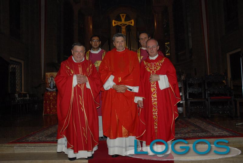 Turbigo - Padre Marino, al centro, con gli altri sacerdoti (Foto Mazzenga)