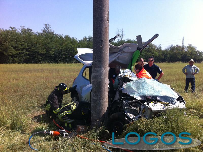 Buscate - Con l'auto contro un palo. Ragazza in ospedale