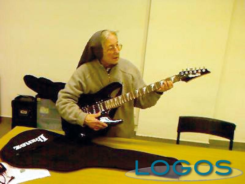 Buscate - Suor Mirella in uno dei tanti momenti di festa con genitori e ragazzi