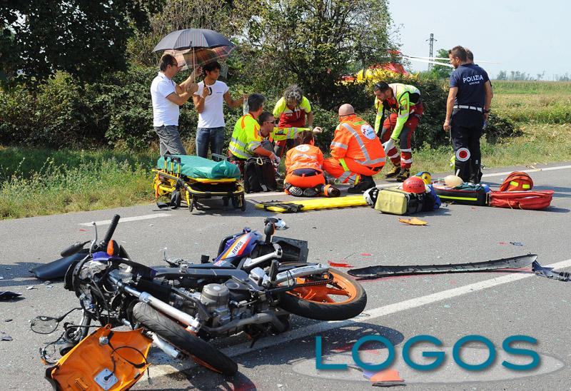 Arconate - I soccorritori prestano le prime cure al 17enne