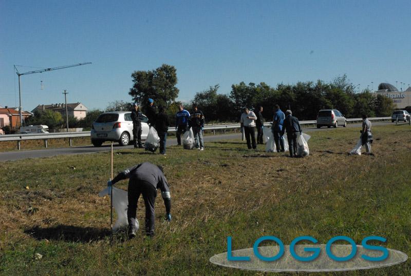 Castano Primo - 40 detenuti di Bollate per la giornata ecologica