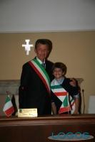 Castano Primo - Il sindaco Rudoni con il baby primo cittadino Falchi1