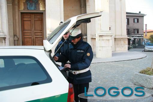 Inveruno - La Polizia locale durante un posto di controllo (Foto Guidolin)