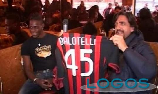 Sport (Bar Sport) - Balotelli con l'inviato di Striscia la Notiza Staffelli (Foto internet)