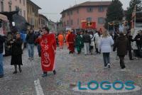 Carnevale 2011 - Castano Primo: la festa in piazza.3