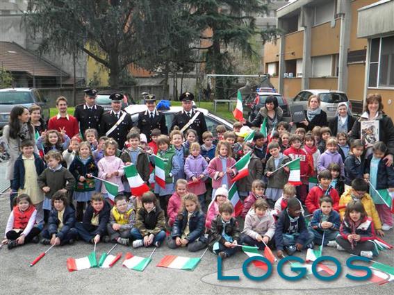 Legnano - Carabinieri con bambini in caserma