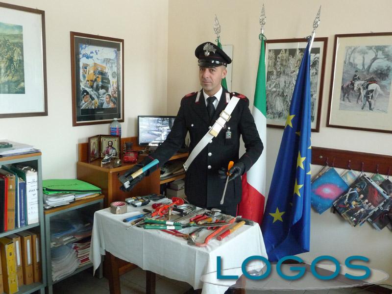 Buscate - I Carabinieri con gli arnesi da scasso recuperati