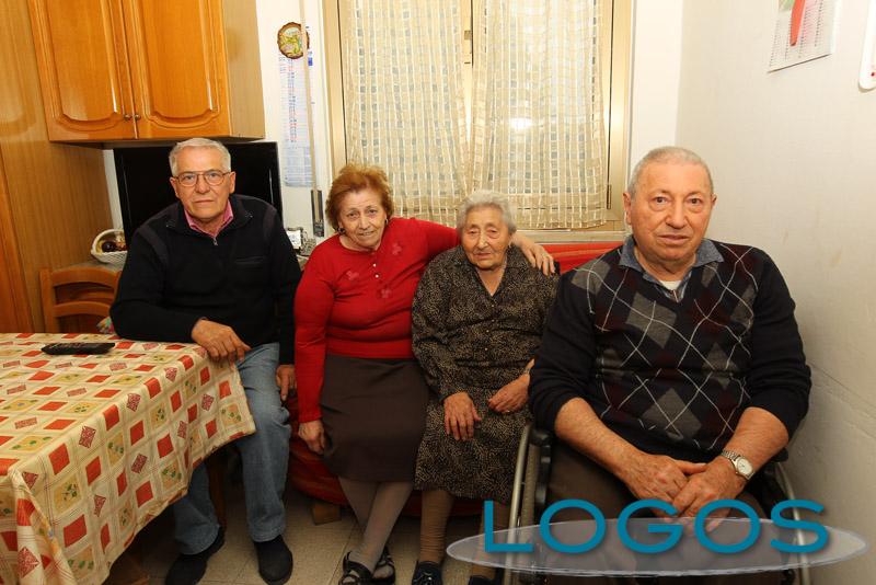 Robecchetto - Francesca Tomasini con i tre figli (Foto Franco Gualdoni)