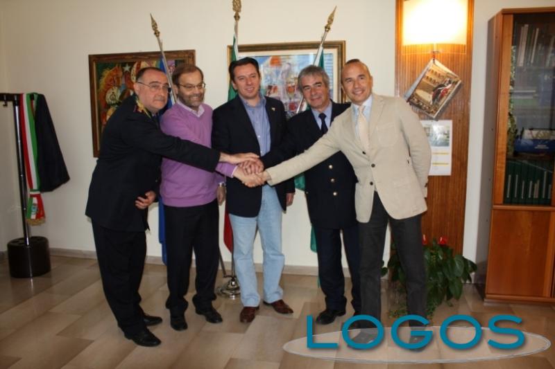 Il sidaco Borghi e l'assessore Ferrario con il comandante della Polizia Locale Morelli e i rappresentanti di Sicuritalia