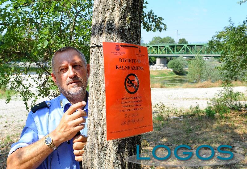 Turbigo - La Polizia locale mentre posiziona i divieti (Pubblifoto)