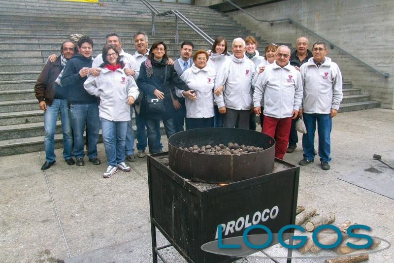 Turbigo - Castagne con la Pro Loco (Foto d'archivio)