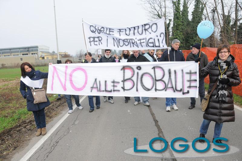 Turbigo - Cittadini alla manifestazione del 2 dicembre (Foto Sally)