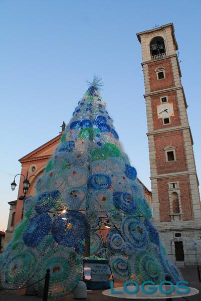 Lonate Pozzolo - Ecologico e tecnologico, l'albero di Natale 2012