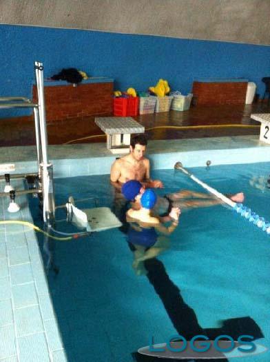 Trecate - Un sollevatore per la piscina (Foto internet)