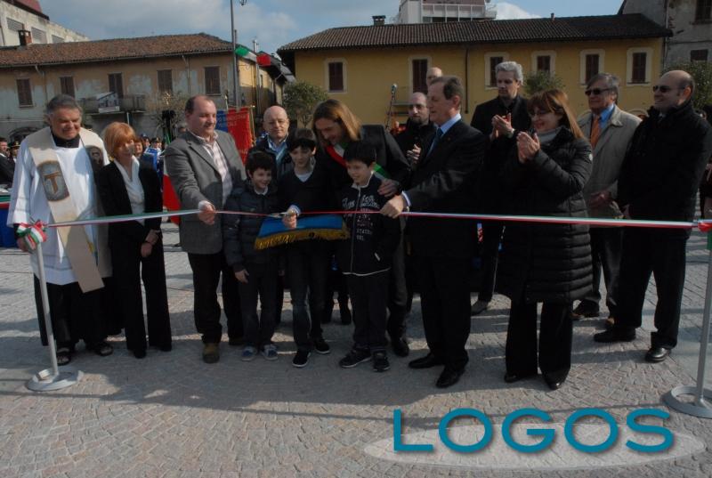 Turbigo - Il taglio del nastro della nuova piazza (Foto Gianni Mazzenga)