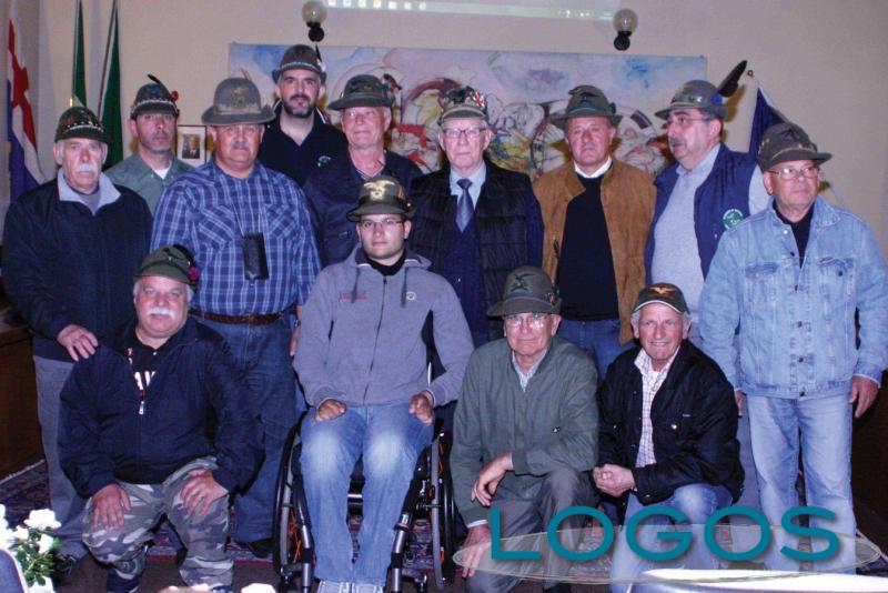 Robecchetto - Luca Barisonzi con gli alpini (Foto Francesco Maria Bienati)