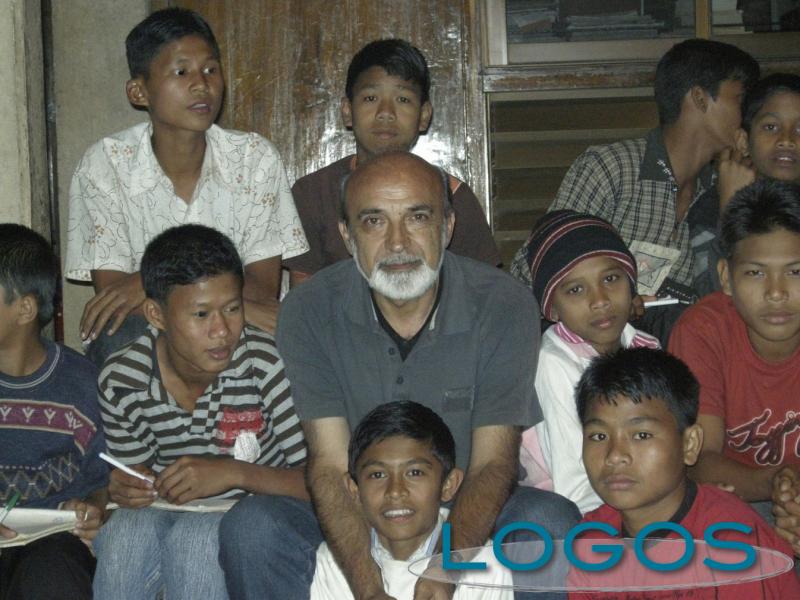 Robecchetto - Padre Lupi coi ragazzi del Bangladesh