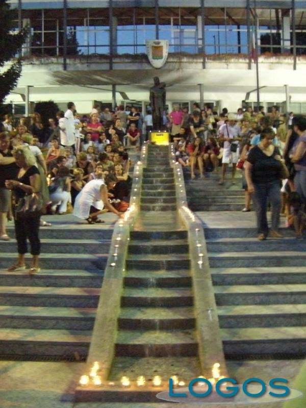 Cardano al Campo - Tanti cittadini fuori dal Municipio per ricordare la sindaca Prati Cardano al Campo - Tanti cittadini fuori dal Municipio per ricordare la sindaca Prati