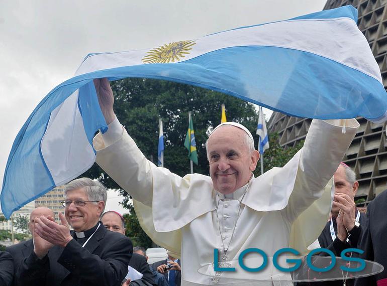 JMJ 2013 - Papa Francesco con la bandiera argentina