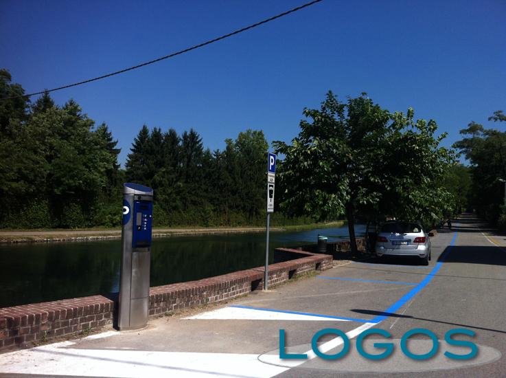 Castelletto - Il nuovo parcometro lungo il Naviglio