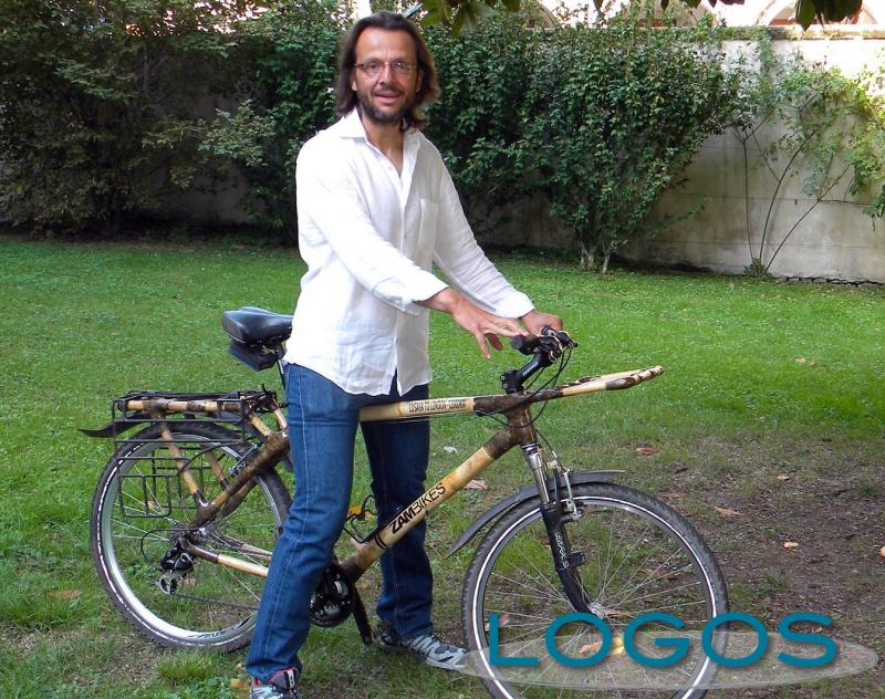 Legnano/Storie - Matteo Sametti con la bici di bambù (Foto Pubblifoto)