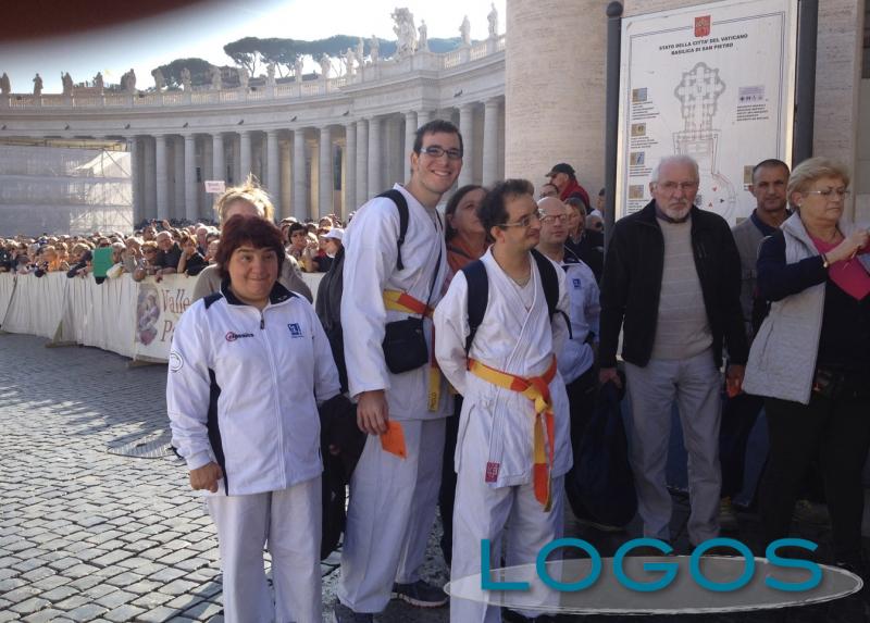 Castano Primo - I ragazzi de 'Il Fiore che ride' dal Papa Castano Primo - I ragazzi de 'Il Fiore che ride' dal Papa