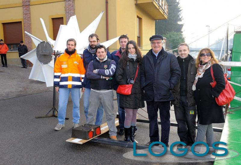 Turbigo - Gledis e papà Giorgio con il gruppo di lavoro (Foto Pubblifoto)