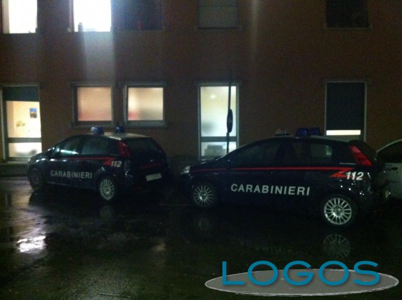 Cronaca - I carabinieri fuori dall'ospedale di Magenta