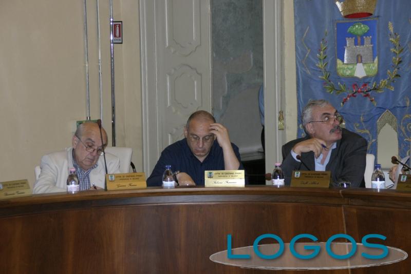 Castano Primo - Falzone (al centro) durante una seduta del consiglio comunale (Foto d'archivio)