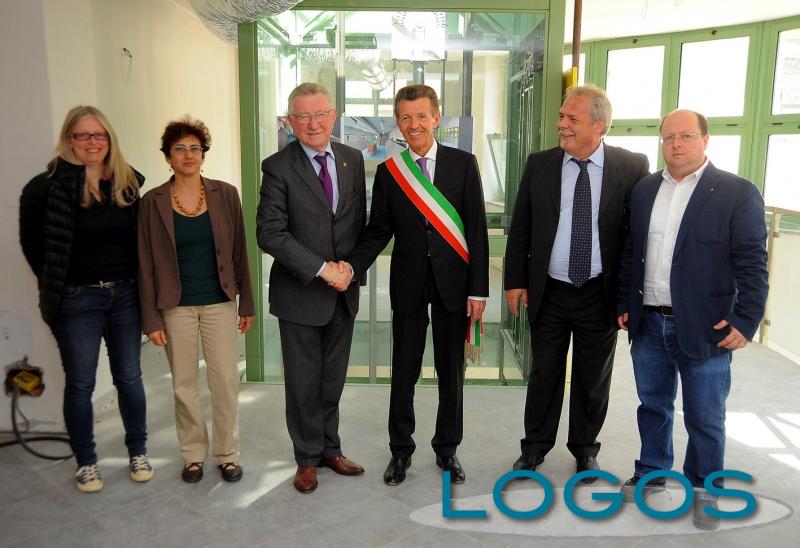 Castano Primo - Stretta di mano tra il sindaco Rudoni e il presidente di ETVilloresi Folli (Foto Pubblifoto)