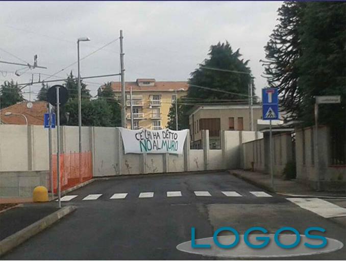 Castano Primo - Quel muro in via Lonate Castano Primo - Quel muro in via Lonate