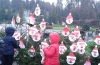 Generica - Bambini addobbano gli alberi di Natale (da internet)