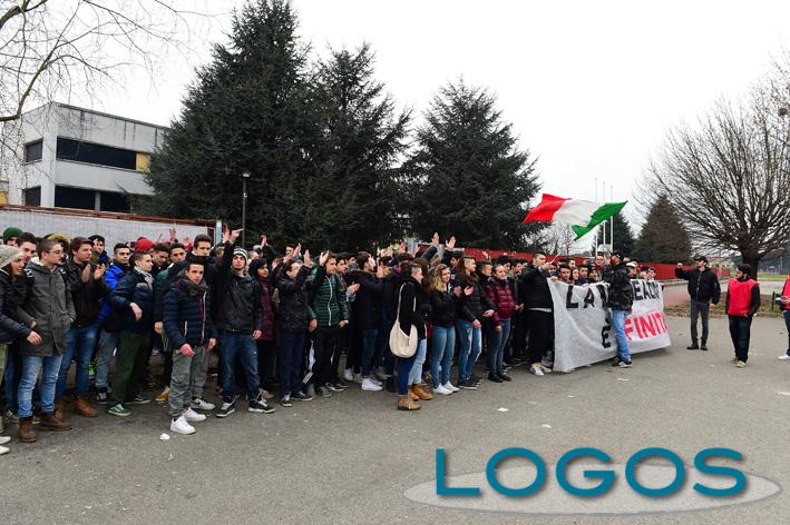 Castano Primo - Gli studenti durante il presidio del 2 marzo scorso