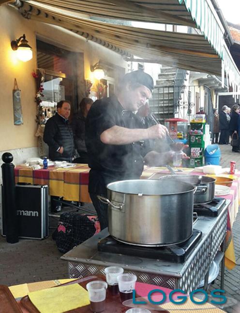 Nosate - Mercatino in piazza Borromeo (Foto d'archivio)