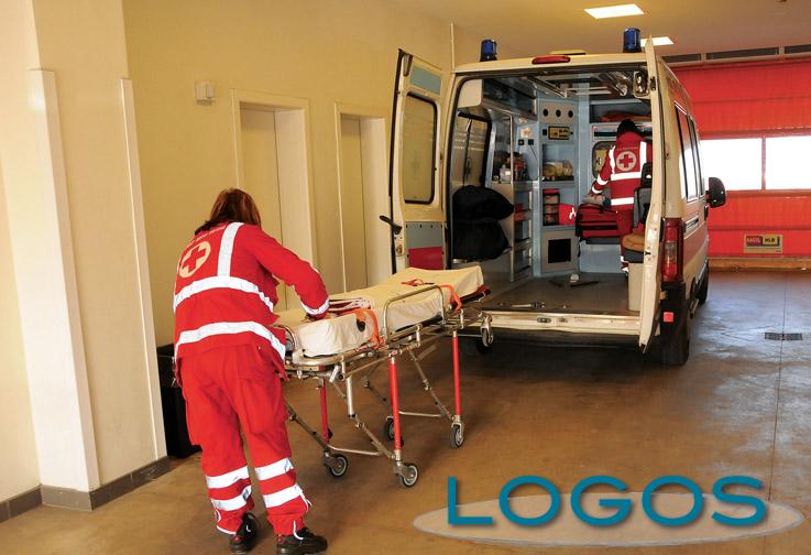 Legnano - Ospedale di Legnano, un ambulanza in servizio